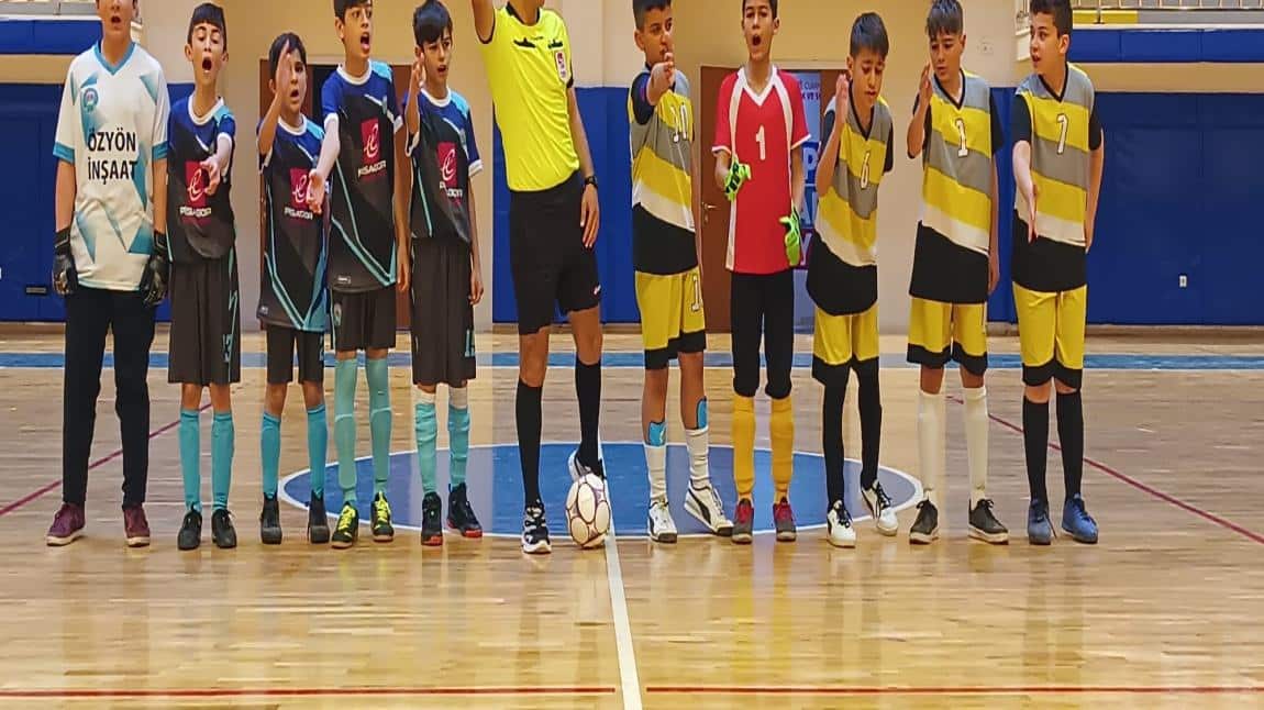 Küçük Futbol Takımımız Ahmet Andiçen Ortaokulunu 4-2 Yenerek Finale Yükseldi 