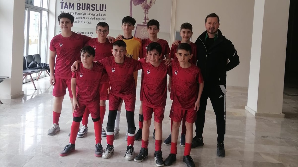 Yıldız Futsal Takımımız Yunus Emre İmam Hatip Ortaokulunu 6-5 Yenerek Yarı Finale Çıktı